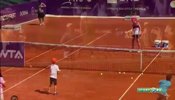 SUPER FOTO: Simona Halep a facut fericiti 200 de copii: a jucat tenis cu ei la Arenele BNR! "E incredibil ca avem turneu WTA!"