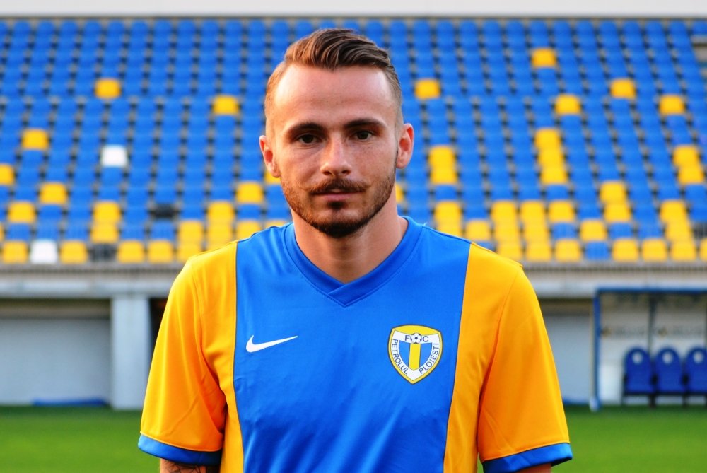 Fotbal, petrol si POEZIE! Petrolul a transferat cel mai atipic jucator roman! Si-a lasat mustata ca a lui Caragiale cand a semnat
