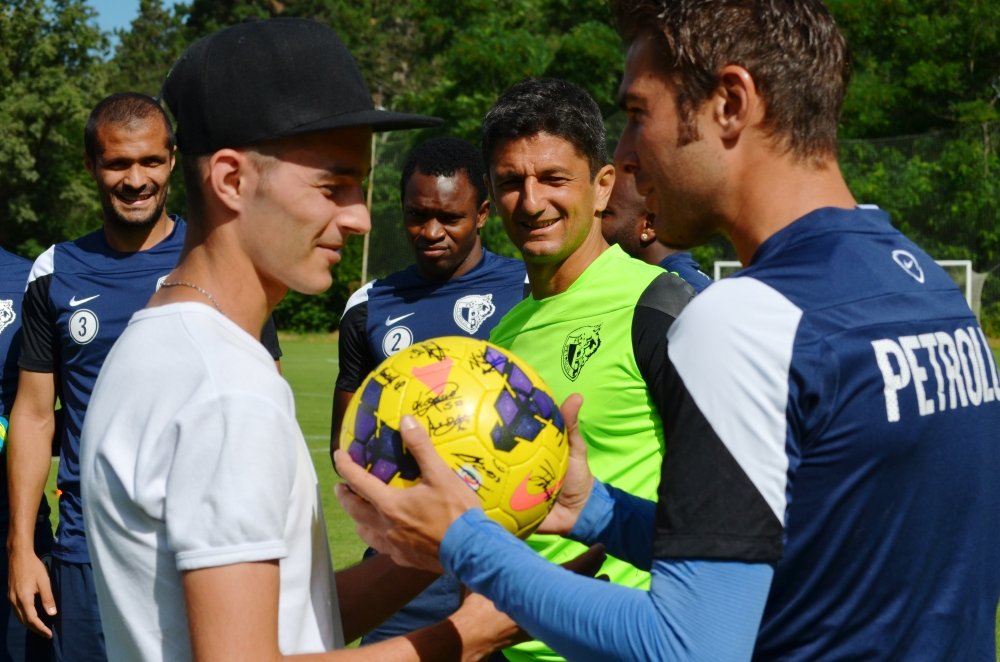 Imagini emotionante la Petrolul. A invins cancerul si un tratament chinuitor, azi i-a transmis asta lui Mutu cand l-a vazut. FOTO_2