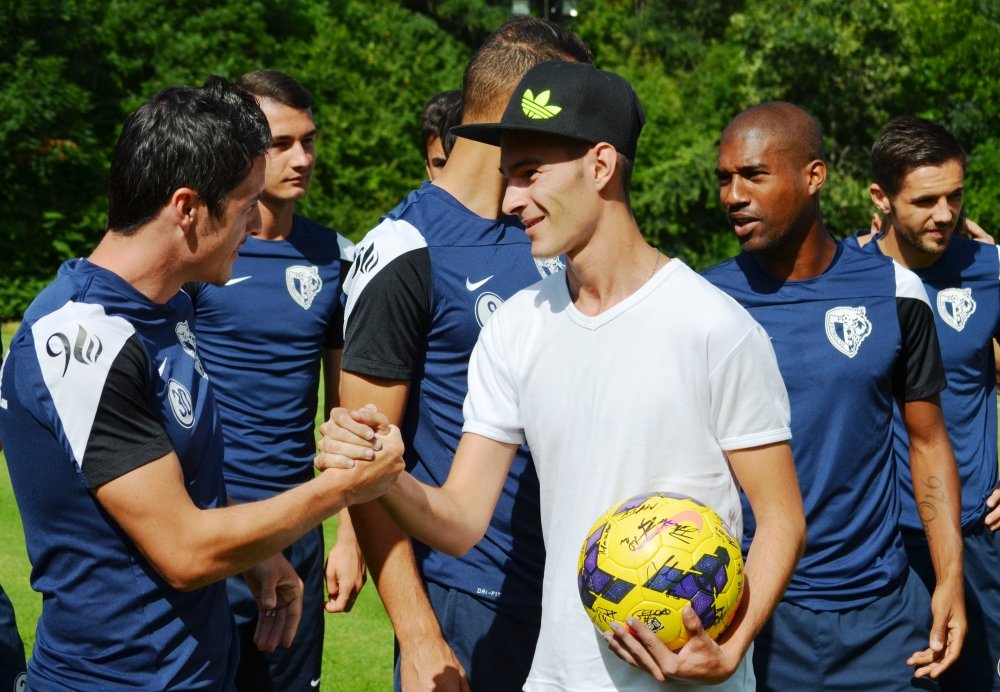 Imagini emotionante la Petrolul. A invins cancerul si un tratament chinuitor, azi i-a transmis asta lui Mutu cand l-a vazut. FOTO_9