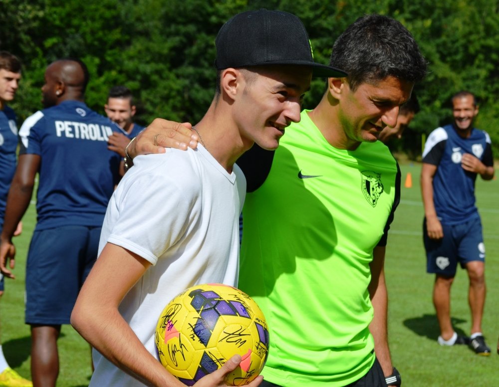 Imagini emotionante la Petrolul. A invins cancerul si un tratament chinuitor, azi i-a transmis asta lui Mutu cand l-a vazut. FOTO_12