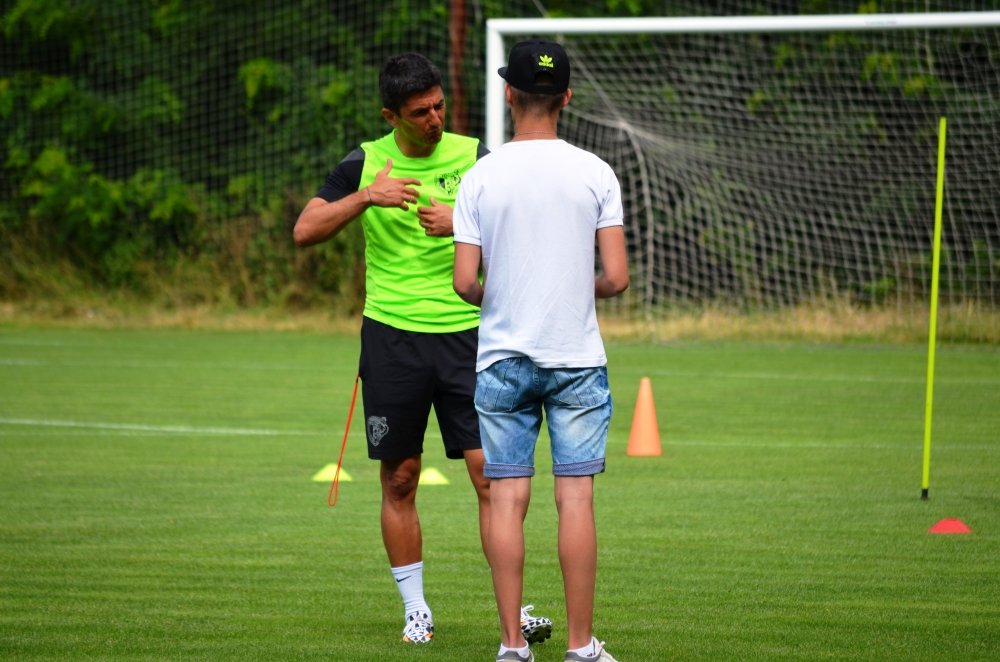 Imagini emotionante la Petrolul. A invins cancerul si un tratament chinuitor, azi i-a transmis asta lui Mutu cand l-a vazut. FOTO_15