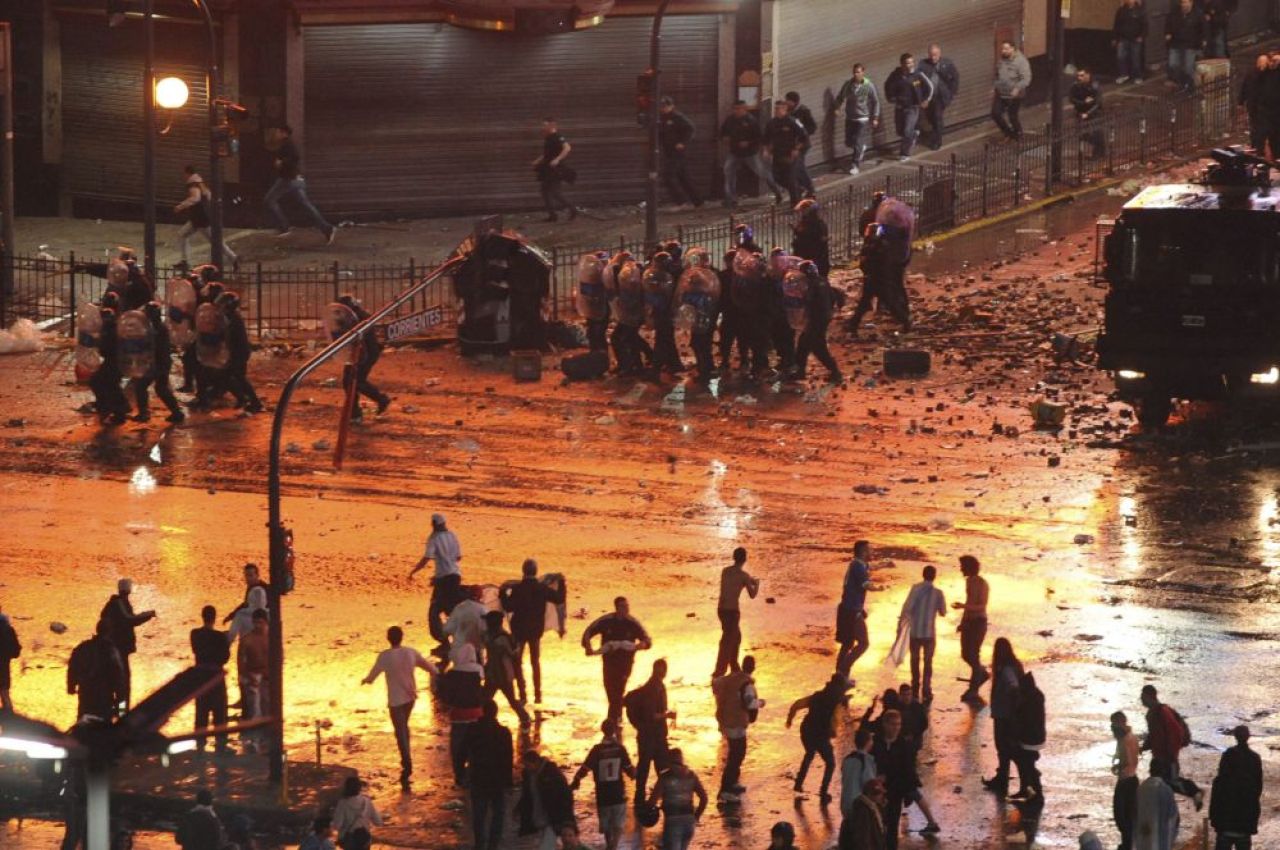 Violente teribile la Buenos Aires: golul lui Gotze a declansat haosul! Magazine vandalizate, politisti raniti, zeci de arestari!_3