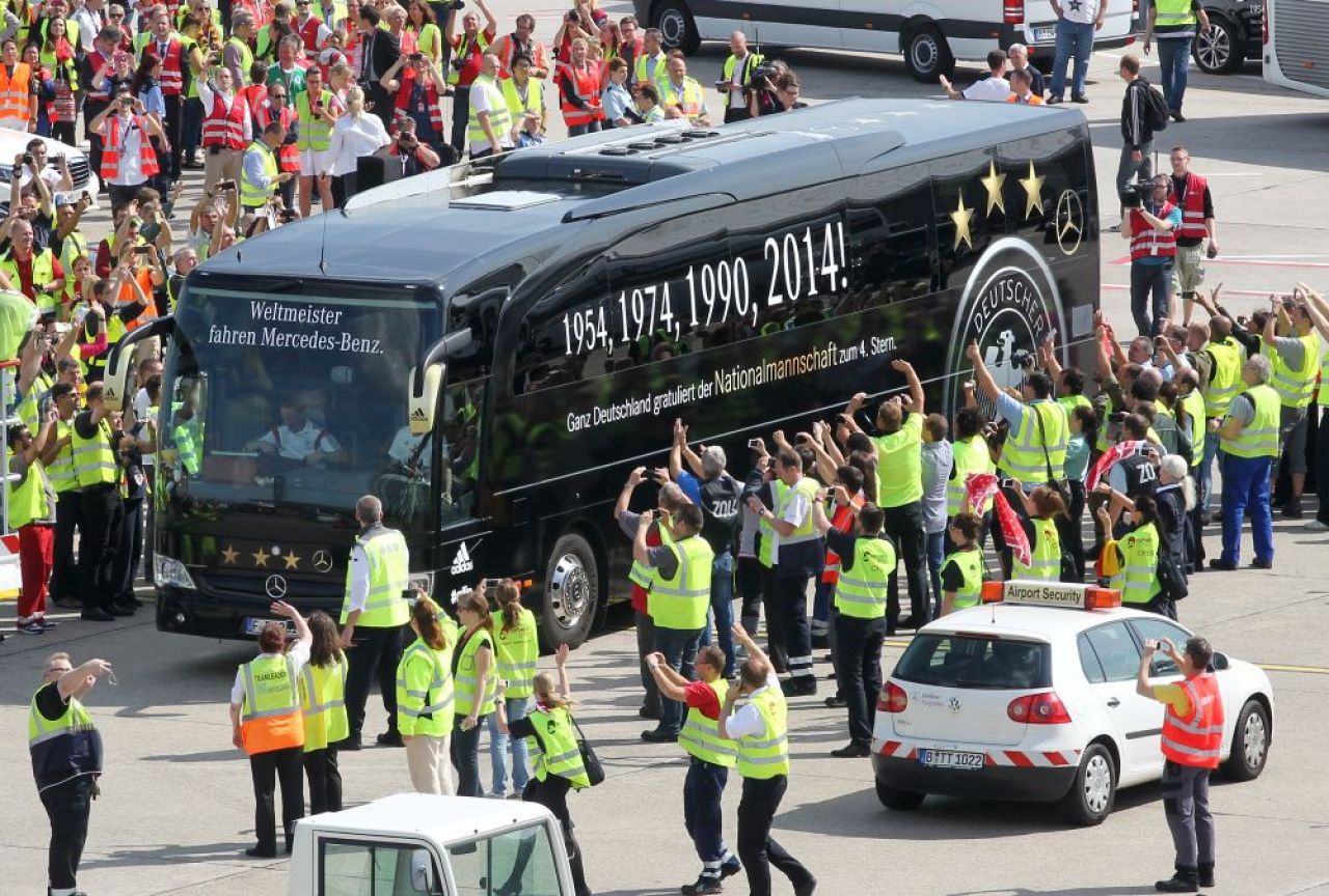 Faza DEMENTIALA a capitanului: Lahm i-a facut sa rada pe cei 250.000 de nemti! Germania in sarbatoare! FOTO&VIDEO_6