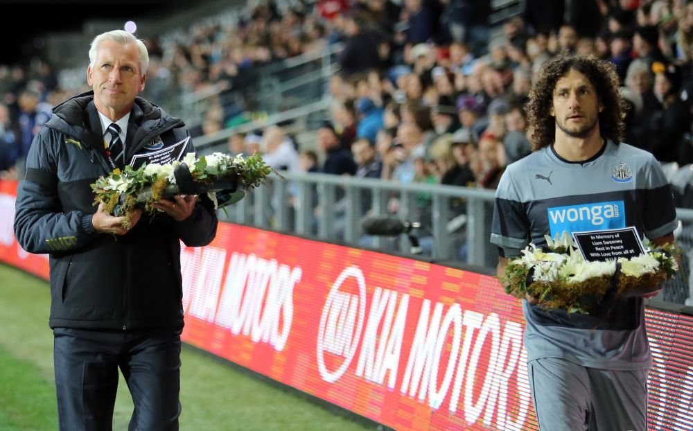 GEST impresionant in Premier League in memoria celor doi fani Newcastle care au murit in tragedia de langa Donetk!_3