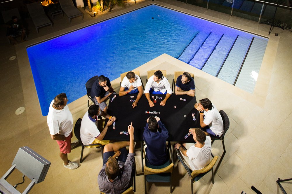 Nadal a jucat cel mai periculos meci de Poker! Cine pierde se arunca in piscina imbracat :)) VIDEO