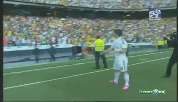 Prezentare James Rodriguez - fanii au intrat pe gazon