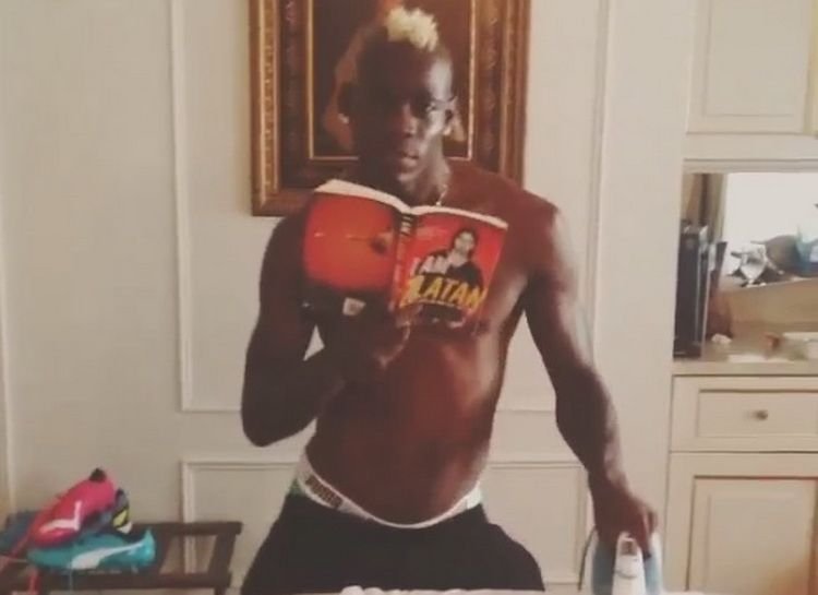 Demential e putin spus, e Balotelli! S-a filmat in timp ce danseaza, calca un tricou si citeste cartea lui Zlatan :) VIDEO