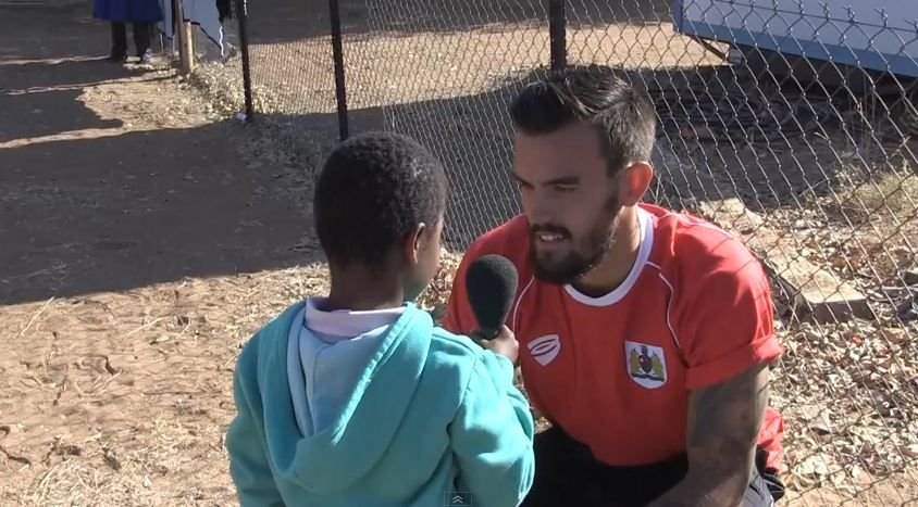 GEST emotionant pentru un club din Anglia! Jucatorii au fost impresionati cand s-au intalnit cu niste copii orfani! VIDEO
