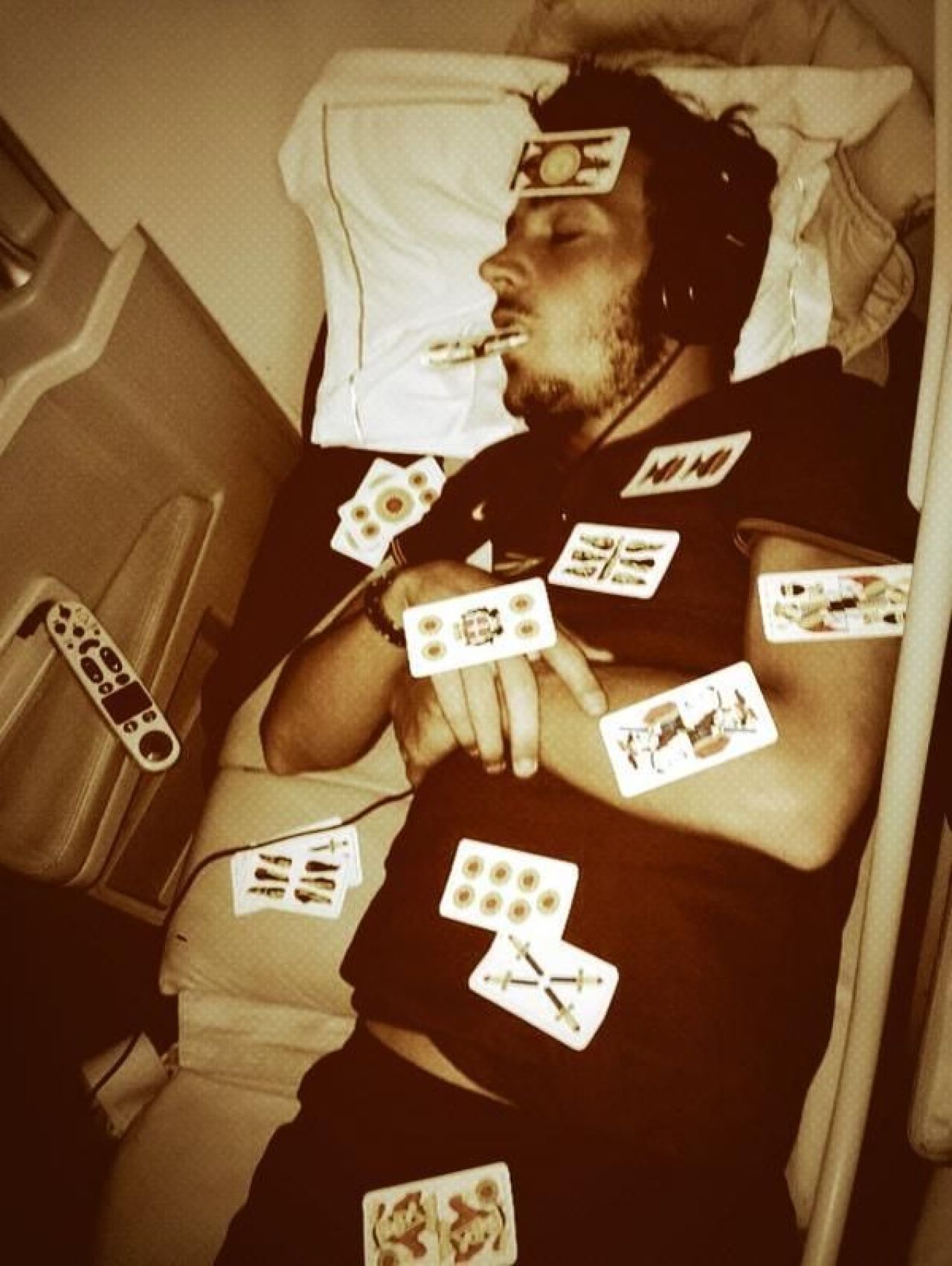 Nu este o idee buna sa adormi in avionul Romei! Colegii si-au batut joc de Florenzi si au postat pozele pe net - FOTO_2