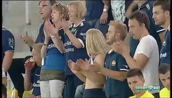 Momente de COSMAR in galeria norvegienilor de pe National Arena! O femeie a fost dusa de urgenta in ambulanta! Ce s-a intamplat