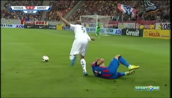 FAZA oribila pentru Latovlevici! Nu mai vad, ajuta-ma! M-a lovit rau! Scena teribila la marginea terenului! VIDEO