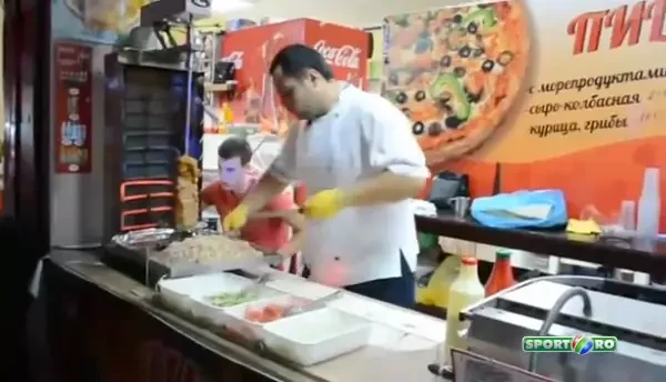 Prepararea unei shaorme e SPORT EXTREM pentru el! Cel mai tare shaormar umple lipia pe muzica din Mortal Kombat! VIDEO