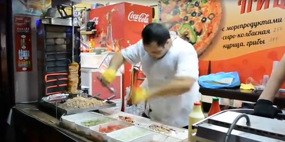 Este el cel mai tare SHAORMAR din lume? :)) Umple lipia pe muzica din Mortal Kombat si face demonstratii de Wu Shu cu "sabia"