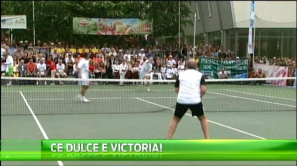 Imagini de VIS cu Simona Halep! A jucat un meci demonstrativ cu Ilie Nastase! Ce cadou a primit VIDEO