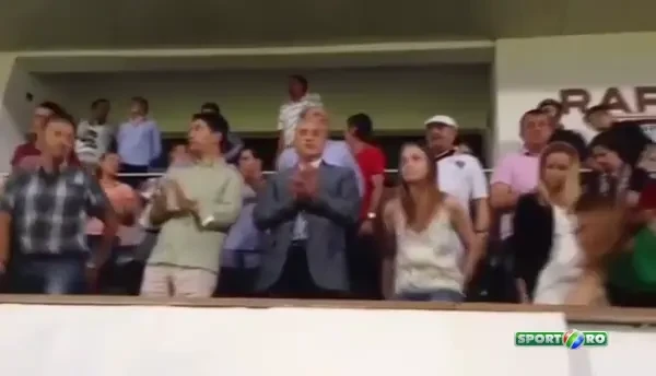 VIDEO Noul patron i-a surprins pe fanii Rapidului. Cum a aparut Moraru in tribune la meciul cu Steaua