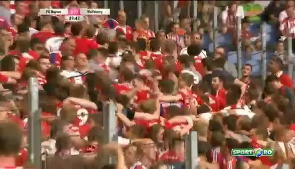 Faza amuzanta la meciul lui Bayern. Doi suporteri au intrat pe terenu, unul dintre ei s-a dus sa-si faca SELFIE cu un jucator :)