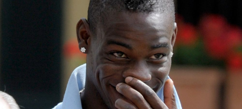 Ba, dar ma lasi si pe mine? Ma lasi?! Balotelli a mai facut una :)) A luat telefonul si s-a apucat de filmat! VIDEO