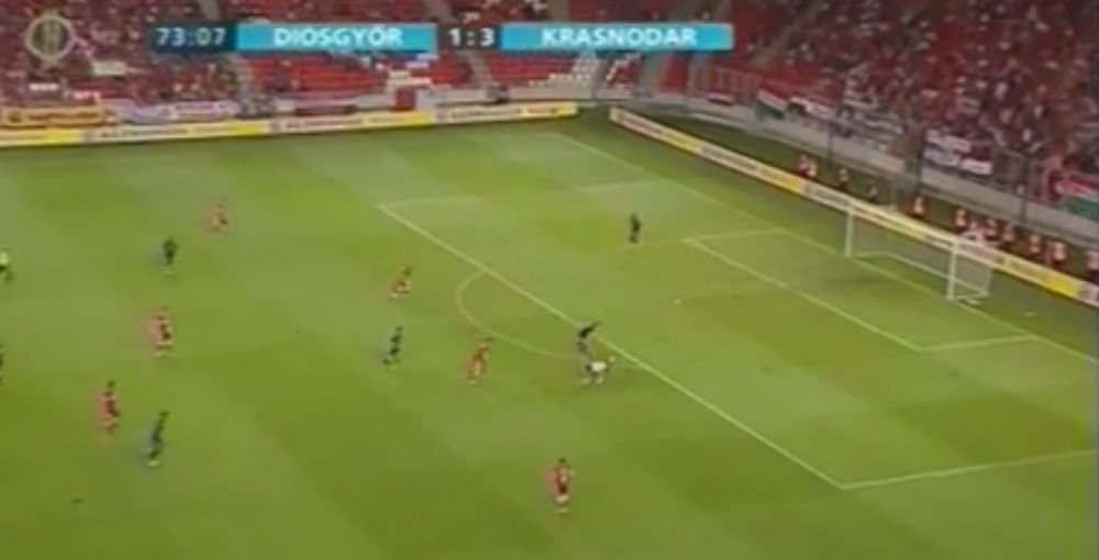 Ratarea anului in fotbal! I-a luat mingea portarului si a ramas singur cu POARTA GOALA! Nimeni nu a inteles ce a facut dupa. VIDEO