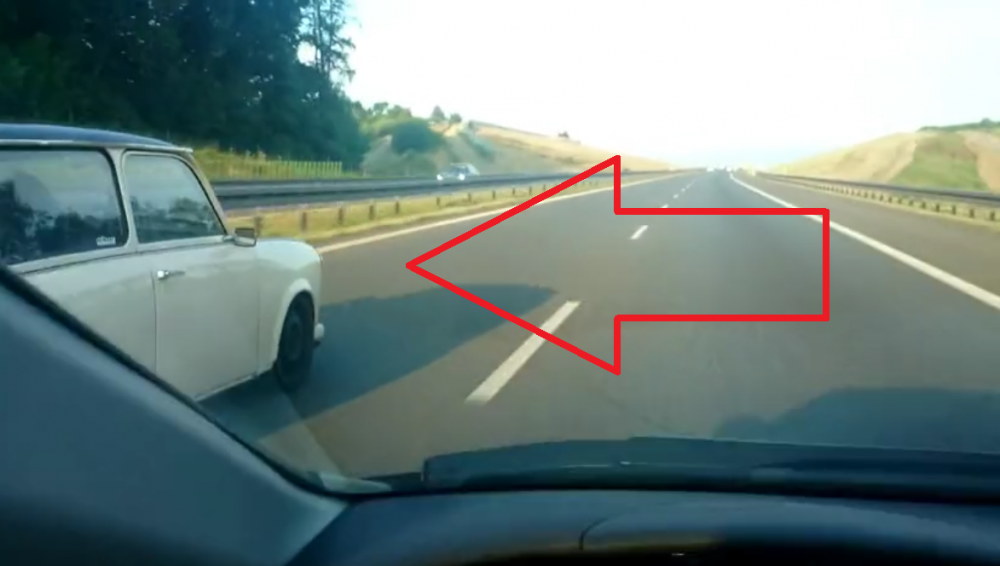 FABULOS | Fugea cu 180 de pe autostrada si voia sa se laude cu noua sa masina, dar a fost facut tandari de un Trabant :) VIDEO