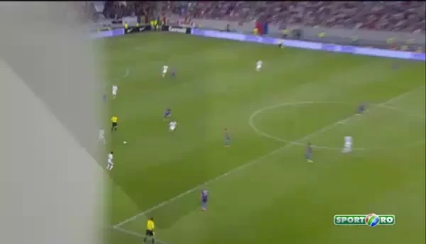 Aparitie spectaculoasa in galeria Stelei! Blonda pe care putini se asteptau sa o vada in peluza