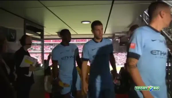 Arsenal, supercampioana Angliei, primeste trofeul