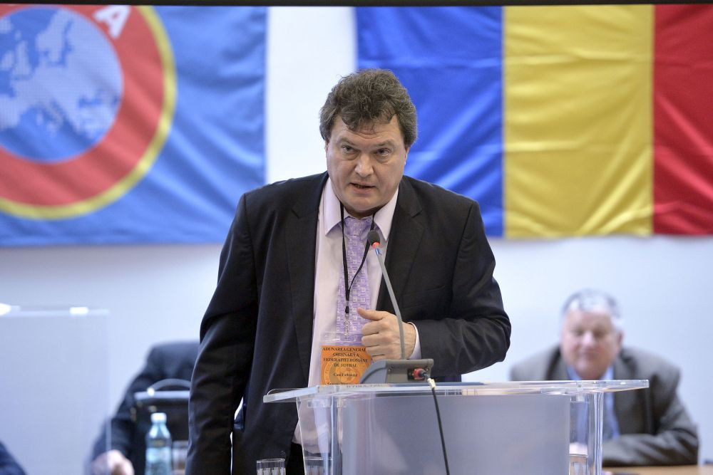 Protest la FRF! Un fost candidat la sefia fotbalului romanesc ii cere demisia lui Burleanu: Burleanu minte de ingheata apele