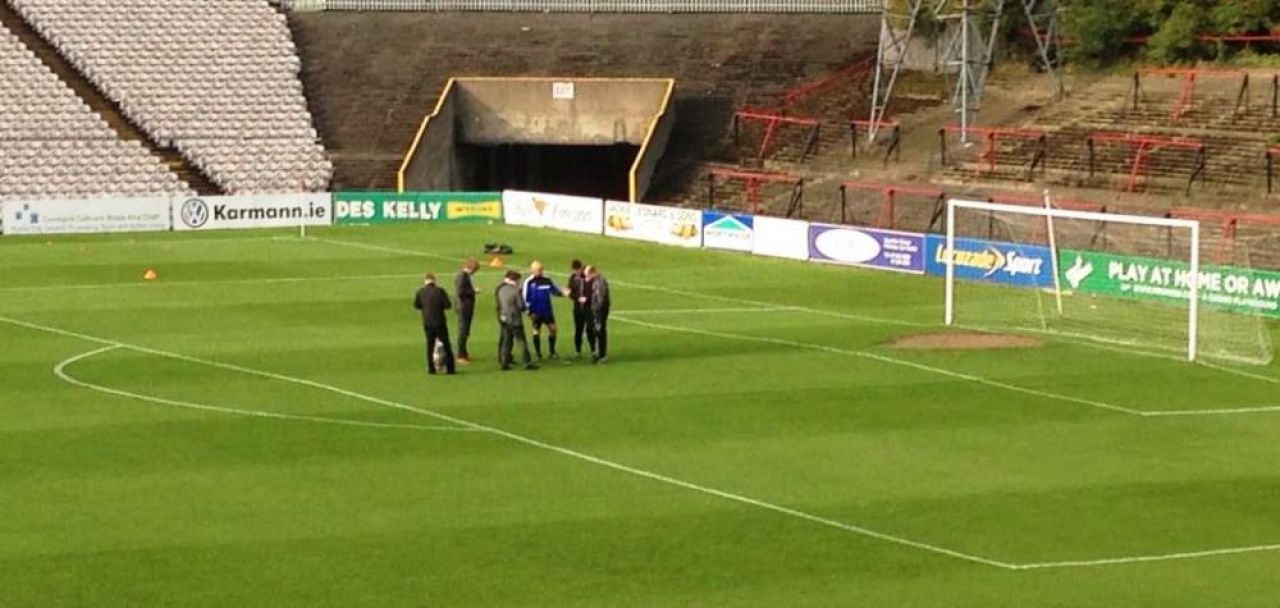 Pare incredibil asa ceva! De ce a fost OPRIT derbyul Irlandei. Ce a gasit arbitrul cand a ajuns la punctul de la 11 metri _3