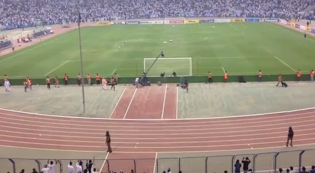 VIDEO: Momente socante sub ochii lui Reghe! N-a vazut in viata lui ASA CEVA! Un fan, aproape sa fie omorat pe teren