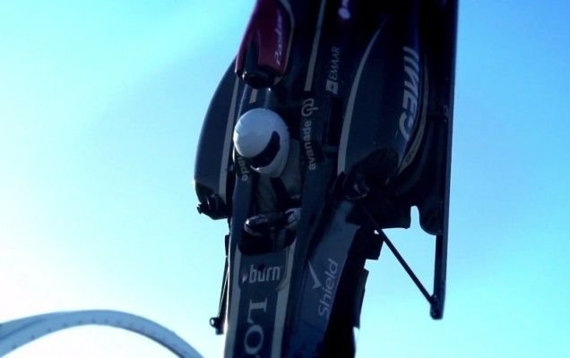FABULOS! Cea mai tare cascadorie a lui The Stig! Bungee jumping intr-o masina de Formula 1! VIDEO