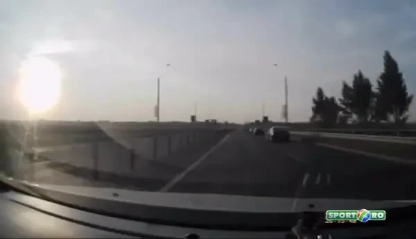 Faza INCREDIBILA pe autostrada! Un motociclist s-a IZBIT cu viteza in spatele unei masini! Ce a urmat depaseste orice imaginatie!