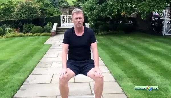 Fanii lui United se simt RAZBUNATI! :) S-au bucurat cand l-au vazut pe Moyes cu gheata in par! VIDEO