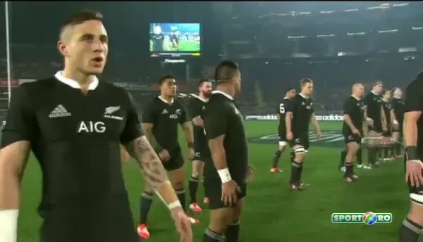 Minutul in care tot stadionul a tacut. Milioane de fiori pentru cea mai spectaculoasa demonstratie de forta vazuta in sport. VIDEO