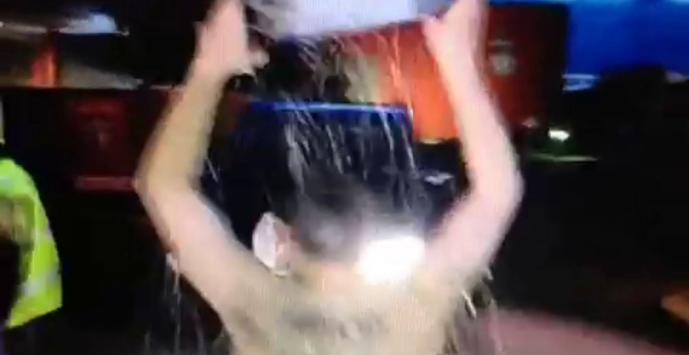 Video senzational! Cum a fost primit Balotelli in Anglia de un fan Liverpool! Ce a facut de fericire in fata lui_1