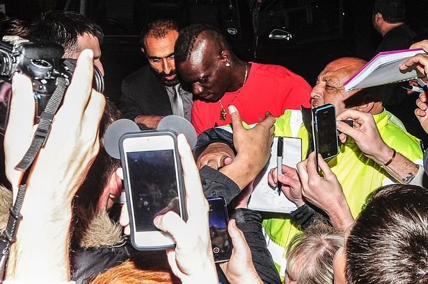 Video senzational! Cum a fost primit Balotelli in Anglia de un fan Liverpool! Ce a facut de fericire in fata lui_2