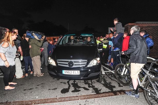Video senzational! Cum a fost primit Balotelli in Anglia de un fan Liverpool! Ce a facut de fericire in fata lui_3