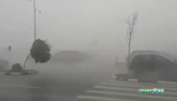 SCENE de groaza in Bucuresti la furtuna din aceasta seara! Cat de tare batea vantul! VIDEO