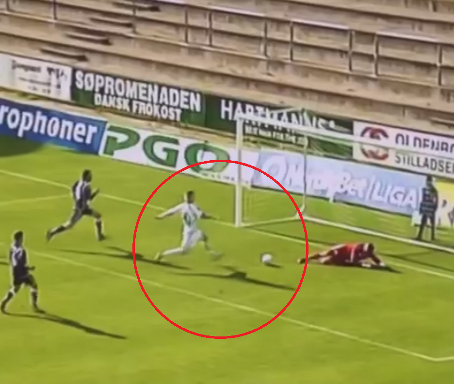 Chiar iti trebuie talent sa ratezi de aici! Cum a reusit sa trimita acest fotbalist din 2 metri, cu poarta goala - VIDEO