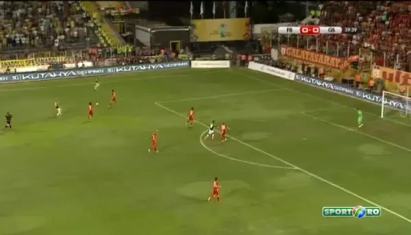 VIDEO: BOMBARDAMENT la Galatasaray - Fenerbahce! Ce s-a intamplat pe gazon in timpul meciului