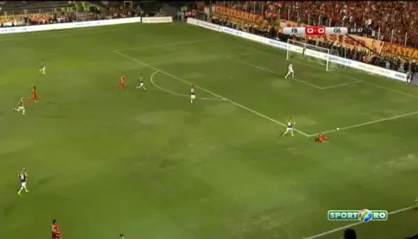 VIDEO: BOMBARDAMENT la Galatasaray - Fenerbahce! Ce s-a intamplat pe gazon in timpul meciului