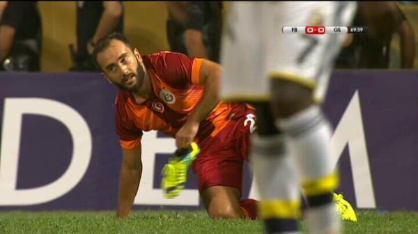 VIDEO: BOMBARDAMENT la Galatasaray - Fenerbahce! Ce s-a intamplat pe gazon in timpul meciului