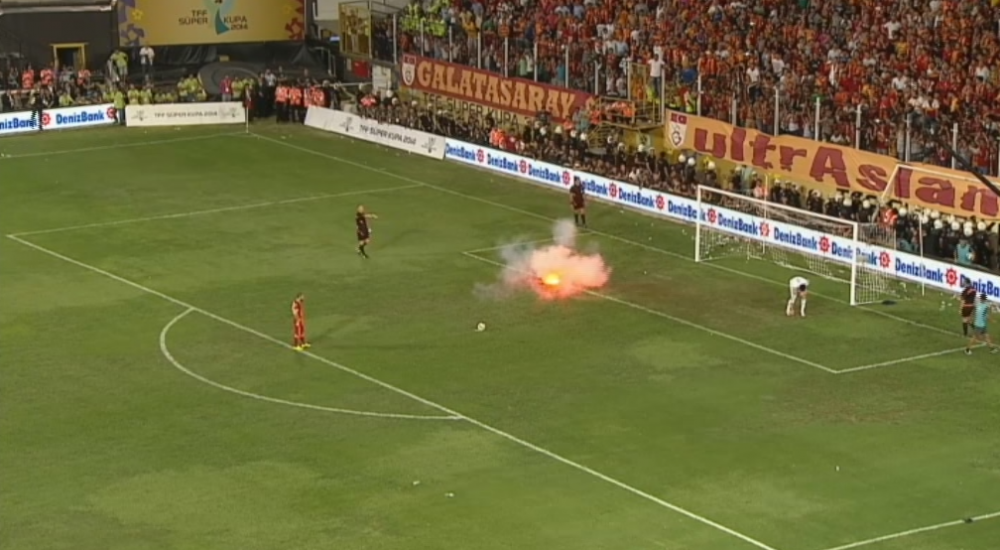 Scene IREALE in Galata - Fener! Volkan a sarit sa-i dea K1 lui Felipe Melo! FINAL IN IAD la penalty-uri