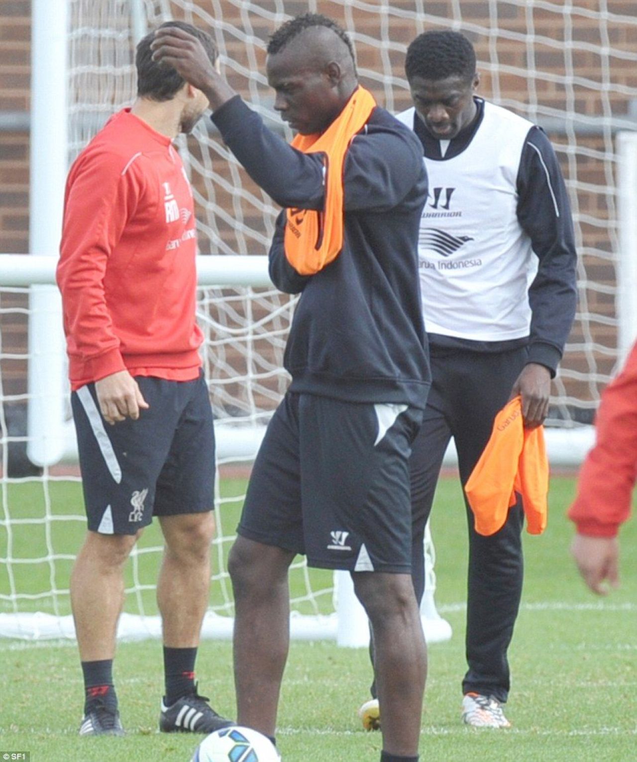 Alta echipa, aceleasi probleme! Ce a patit Balotelli cand a fost pus sa imbrace o vesta la antrenamentul lui Liverpool :))_2