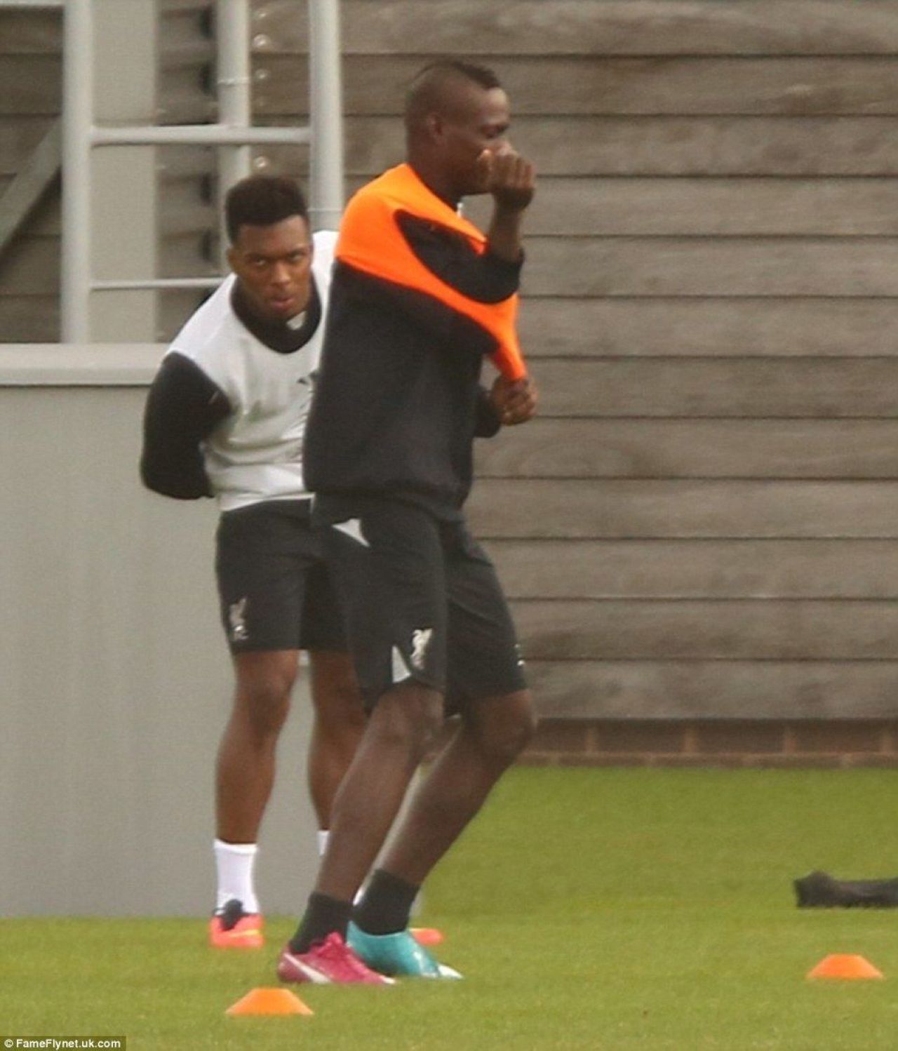 Alta echipa, aceleasi probleme! Ce a patit Balotelli cand a fost pus sa imbrace o vesta la antrenamentul lui Liverpool :))_3