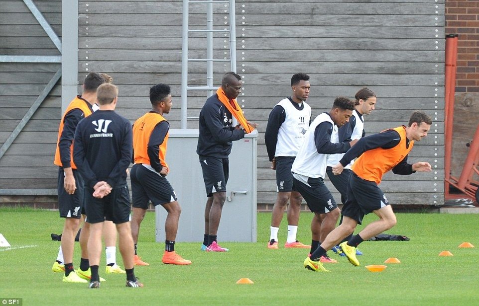Alta echipa, aceleasi probleme! Ce a patit Balotelli cand a fost pus sa imbrace o vesta la antrenamentul lui Liverpool :))_4