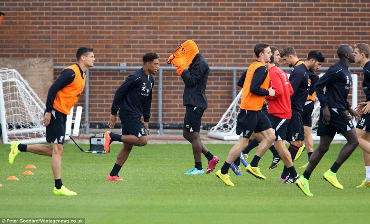 Alta echipa, aceleasi probleme! Ce a patit Balotelli cand a fost pus sa imbrace o vesta la antrenamentul lui Liverpool :))_5