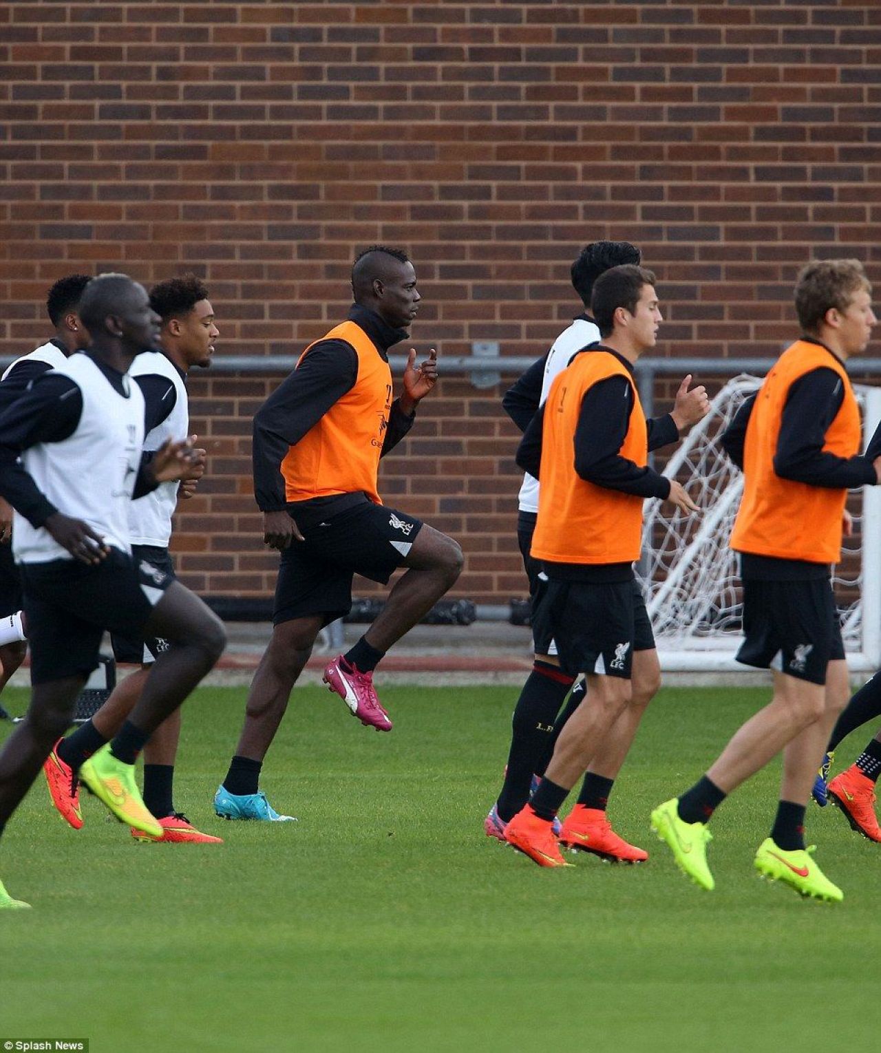 Alta echipa, aceleasi probleme! Ce a patit Balotelli cand a fost pus sa imbrace o vesta la antrenamentul lui Liverpool :))_6