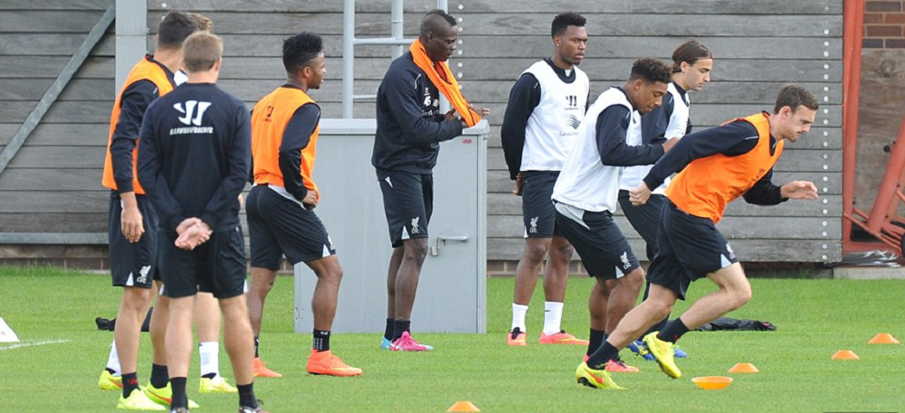 Alta echipa, aceleasi probleme! Ce a patit Balotelli cand a fost pus sa imbrace o vesta la antrenamentul lui Liverpool :))_7