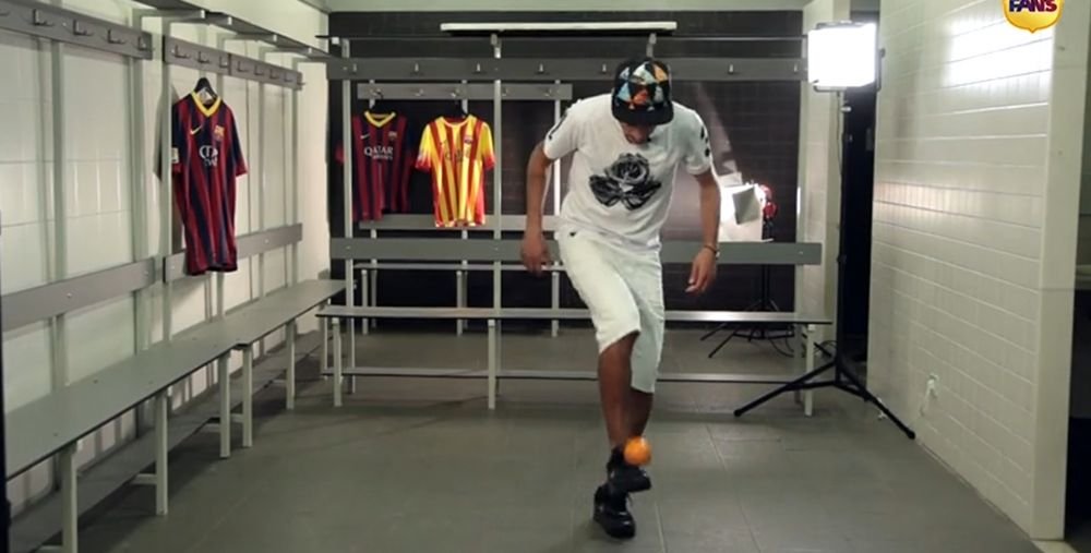 NEBUNIE in vestiarul Barcelonei! Neymar a luat o portocala si a inceput sa faca asta! Cum s-a filmat. VIDEO