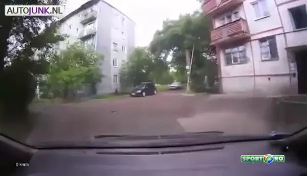 Ce se intampla cand Loganul din imagine vine mai aproape! Faza INCREDIBILA pe o strada ingusta! VIDEO